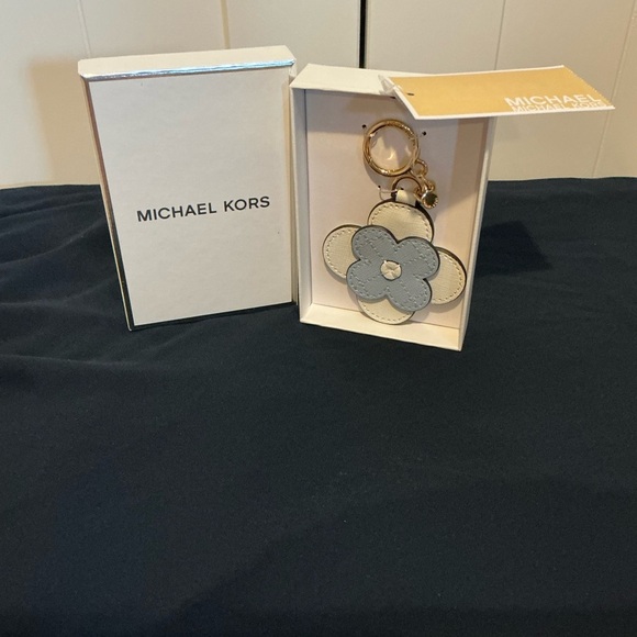 Michael Kors Flower Keychain - Picture 1 of 6